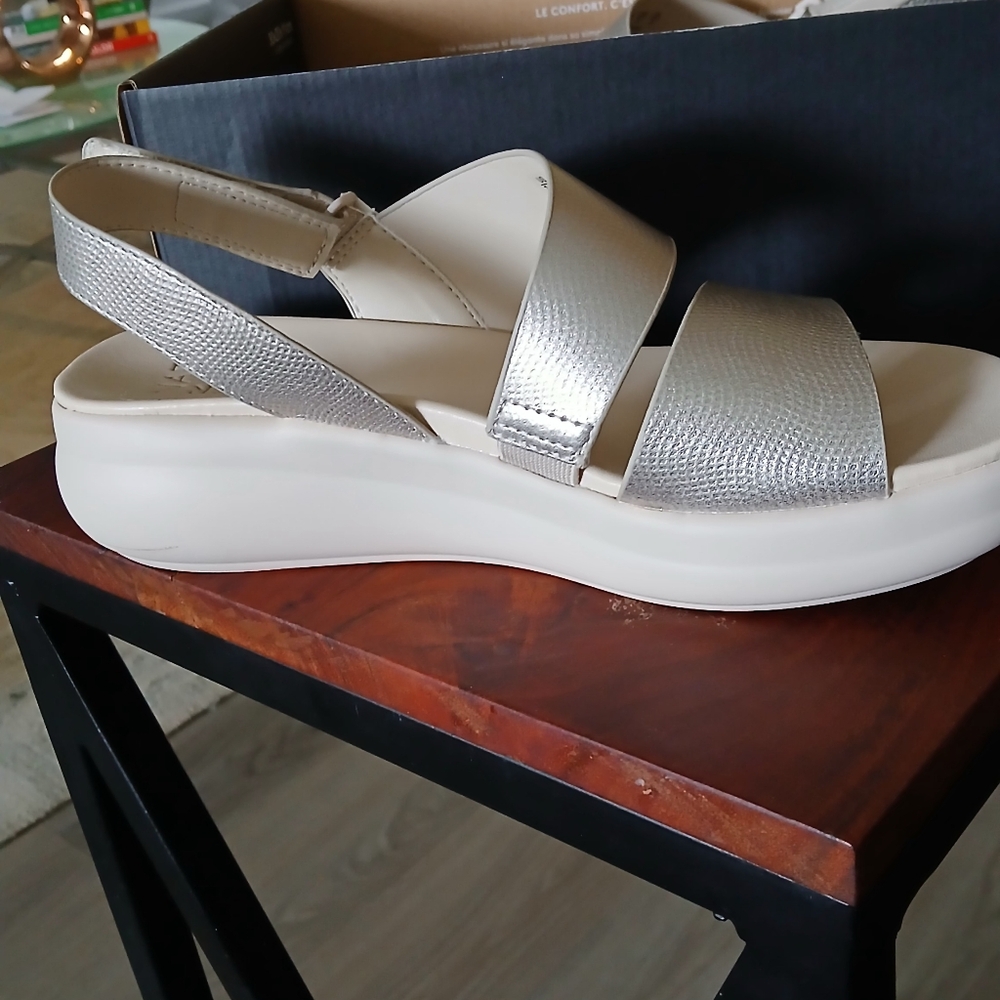 LIKE NEW Naturalizer Women's Metallic Warm Silver Sandals Size 7.5